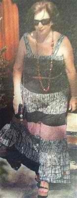 Ελένη Μενεγάκη: Με λευκό φόρεμα, στεφάνι στα μαλλιά και τον Ματέο σε εκκλησία. Και ο παππάς; (φωτό)