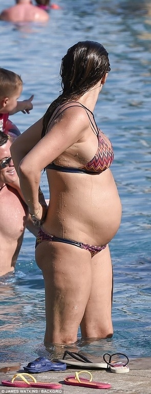 Βουτιές με την οικογένειά της λίγο πριν γεννήσει