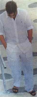 Ελένη Μενεγάκη: Με λευκό φόρεμα, στεφάνι στα μαλλιά και τον Ματέο σε εκκλησία. Και ο παππάς; (φωτό)