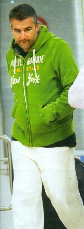 Ποια κρύβεται μαζί με το μωρό της από τον φωτογραφικό φακό; 