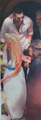 Ελένη Μενεγάκη: Με λευκό φόρεμα, στεφάνι στα μαλλιά και τον Ματέο σε εκκλησία. Και ο παππάς; (φωτό)