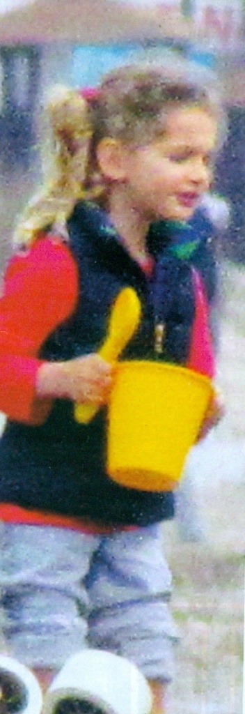 Παίζει με τα κουβαδάκια της η Αναστασία Ρουβά 