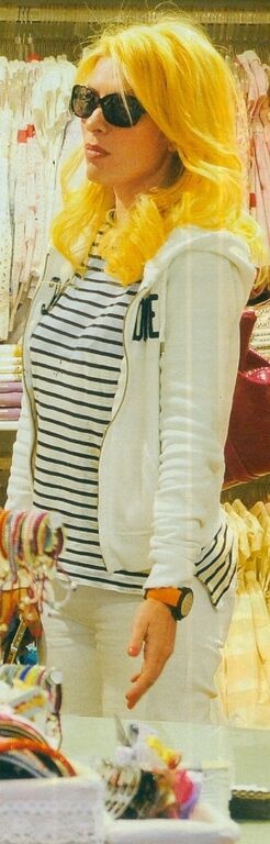 Ελένη Μενεγάκη: Διαλέγει λαμπάδα για το βαφτιστήρι της