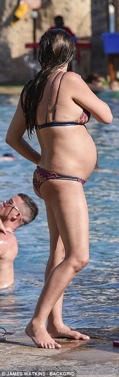 Βουτιές με την οικογένειά της λίγο πριν γεννήσει