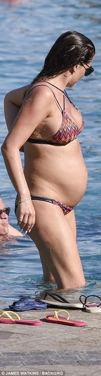 Βουτιές με την οικογένειά της λίγο πριν γεννήσει