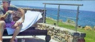 Ο Ρόκκος, το λουλουδάτο μαγιό και η αγκαλιά στην κοπέλα του!