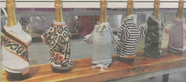 Λάκης Γαβαλάς: Επίδειξη μόδας για σκύλους σε κτηνιατρείο 