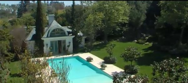 Δείτε πώς είναι το εσωτερικός χώρος της έπαυλης όπου πέθανε ο Michael Jackson