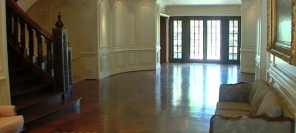 Δείτε πώς είναι το εσωτερικός χώρος της έπαυλης όπου πέθανε ο Michael Jackson