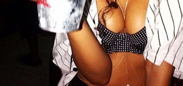 Γνωστή τραγουδίστρια μας δείχνει το… στήθος της στο twitter!