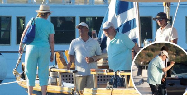 Ο τέως Βασιλιάς Κωνσταντίνος με μαγιό στο Πόρτο Χέλι