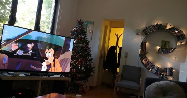 Η εγκυμονούσα Κατερίνα Παπουτσάκη μας δείχνει το εντυπωσιακό σαλόνι της