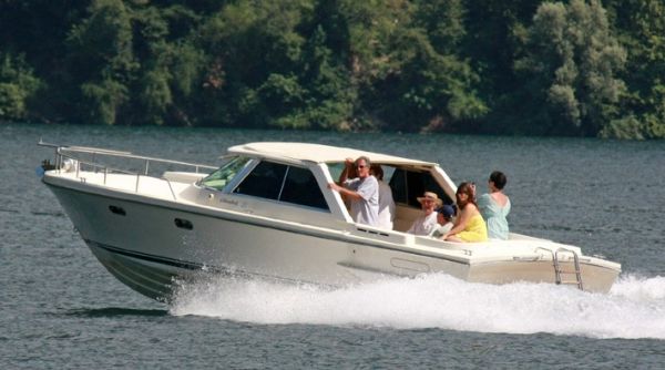 Βόλτες στο Como με τους γονείς και την πρώην του