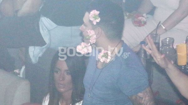 Ο Stan έχει απόσταση από τη Μιμή του και δείτε πως τον κοιτάει!