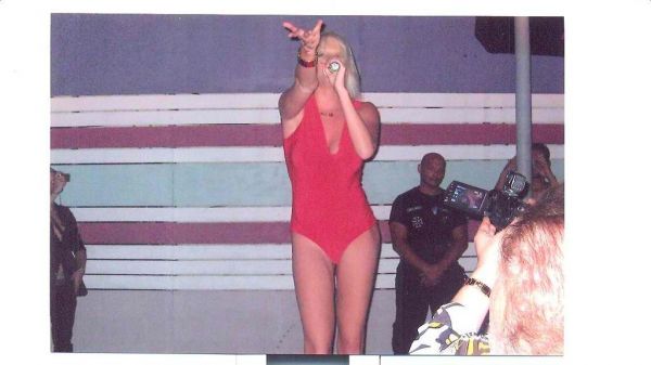 Καρέ καρέ το σόου της Τζούλιας στην Κω