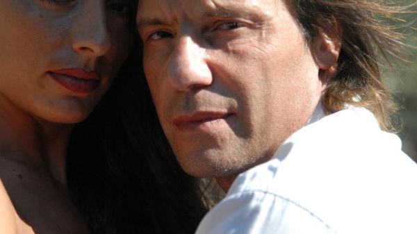 Ποιος γνωστός πρωταγωνιστής εμφανίζεται ολόγυμνος στη νέα του ταινία; 