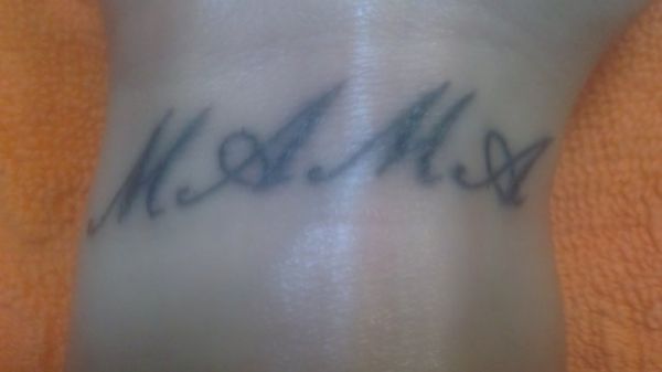 Ποιανής επώνυμης το tattoo «βγάζει γλώσσα»;