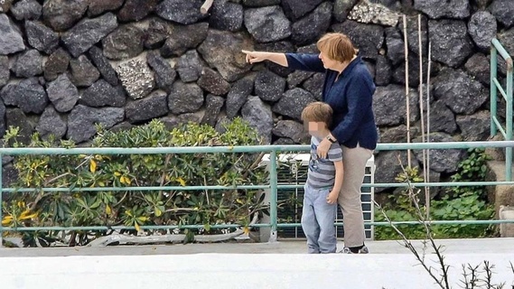 Μέρκελ: Μετά τις γυμνές φωτογραφίες τώρα… ντυμένη παίζει με τα εγγόνια του συζύγου της