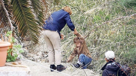 Μέρκελ: Μετά τις γυμνές φωτογραφίες τώρα… ντυμένη παίζει με τα εγγόνια του συζύγου της