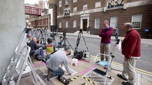 Γεννάει η Kate Middleton; Οι φωτογράφοι στήθηκαν έξω από το μαιευτήριο! 