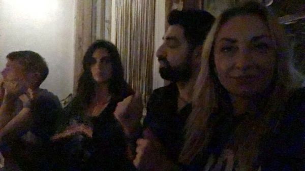 Λαμπερά γενέθλια για τη Ρούλα Ρέβη – Οι δύο τούρτες και το φιλί του Τότσικα