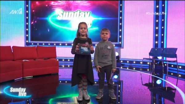 Sunday live: Ο μικρός «Νίκος» με τη μικρή «Ζέτα» έκαναν δυναμική είσοδο στο πλατό