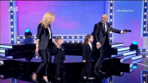 Sunday live: Ο μικρός «Νίκος» με τη μικρή «Ζέτα» έκαναν δυναμική είσοδο στο πλατό