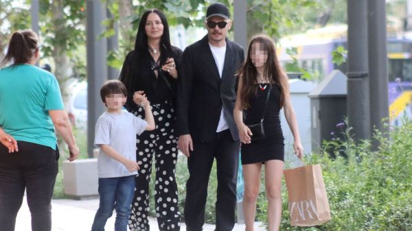  Ζενεβιέβ Μαζαρί & Βασίλης Καρύδης με τα παιδία τους