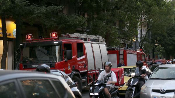 ΦΩΤΙΑ ΣΕ ΠΟΛΥΚΑΤΟΙΚΙΑ ΣΤΑ ΠΑΤΗΣΙΑ ΠΟΥ ΣΤΕΓΑΖΕΤΕ ΤΟ ΔΙΑΜΕΡΙΣΜΑ ΤΟΥ ΗΘΟΠΟΙΟΥ ΠΕΤΡΟ ΦΙΛΙΠΠΙΔΗ