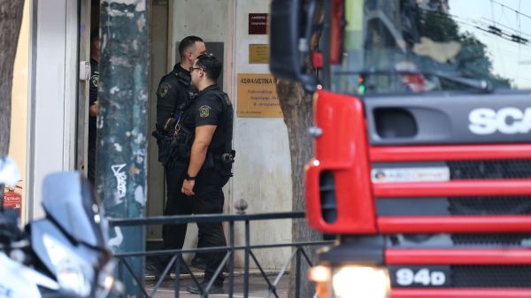 ΦΩΤΙΑ ΣΕ ΠΟΛΥΚΑΤΟΙΚΙΑ ΣΤΑ ΠΑΤΗΣΙΑ ΠΟΥ ΣΤΕΓΑΖΕΤΕ ΤΟ ΔΙΑΜΕΡΙΣΜΑ ΤΟΥ ΗΘΟΠΟΙΟΥ ΠΕΤΡΟ ΦΙΛΙΠΠΙΔΗ