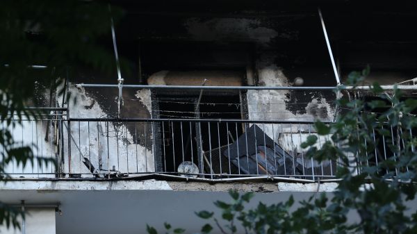 ΦΩΤΙΑ ΣΕ ΠΟΛΥΚΑΤΟΙΚΙΑ ΣΤΑ ΠΑΤΗΣΙΑ ΠΟΥ ΣΤΕΓΑΖΕΤΕ ΤΟ ΔΙΑΜΕΡΙΣΜΑ ΤΟΥ ΗΘΟΠΟΙΟΥ ΠΕΤΡΟ ΦΙΛΙΠΠΙΔΗ