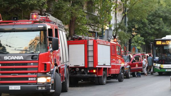 ΦΩΤΙΑ ΣΕ ΠΟΛΥΚΑΤΟΙΚΙΑ ΣΤΑ ΠΑΤΗΣΙΑ ΠΟΥ ΣΤΕΓΑΖΕΤΕ ΤΟ ΔΙΑΜΕΡΙΣΜΑ ΤΟΥ ΗΘΟΠΟΙΟΥ ΠΕΤΡΟ ΦΙΛΙΠΠΙΔΗ