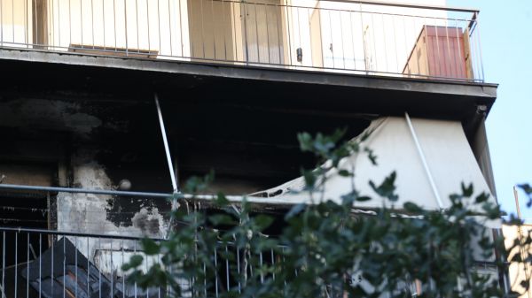 ΦΩΤΙΑ ΣΕ ΠΟΛΥΚΑΤΟΙΚΙΑ ΣΤΑ ΠΑΤΗΣΙΑ ΠΟΥ ΣΤΕΓΑΖΕΤΕ ΤΟ ΔΙΑΜΕΡΙΣΜΑ ΤΟΥ ΗΘΟΠΟΙΟΥ ΠΕΤΡΟ ΦΙΛΙΠΠΙΔΗ