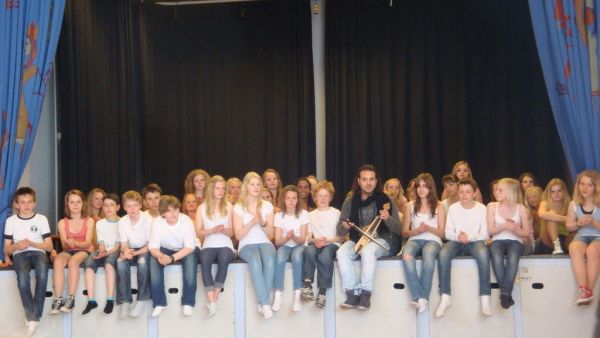 Ο Γιώργος Αλκαίος στο σχολείο που τον έχει "υιοθετήσει"