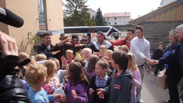 Ο Γιώργος Αλκαίος στο σχολείο που τον έχει "υιοθετήσει"