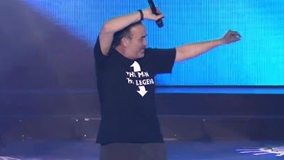 Πολύ γνωστός λαϊκός τραγουδιστής εμφανίστηκε με τη συγκεκριμένη μπλούζα στην πίστα!