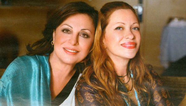 Η Χαρούλα Αλεξίου με την βαφτιστήρα της