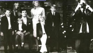 Ο Παύλος και η Μαρί Σαντάλ ποζάρουν με τον βασιλιά Έλβις