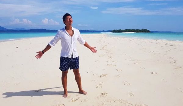 Αναγνωρίζετε το αγοράκι της φωτογραφίας που βούτηξε να πιάσει στον Σταυρό;