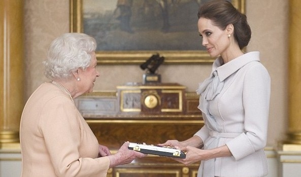 Η Angelina Jolie βραβεύτηκε από την βασίλισσα Ελισάβετ