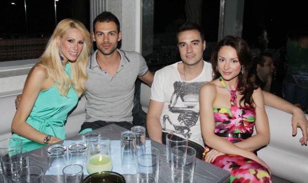 Οι επώνυμοι προτιμούν το… Navy Style