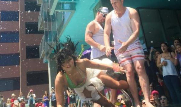 Αυτή κι αν είναι τούμπα! Έπεσε, σηκώθηκε, ξαναέπεσε και στο τέλος… έπεσε στην πισίνα!