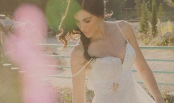 Άννα Λιβαθυνού: Φωτογραφίζεται στα λευκά και μιλά για τον έρωτα!