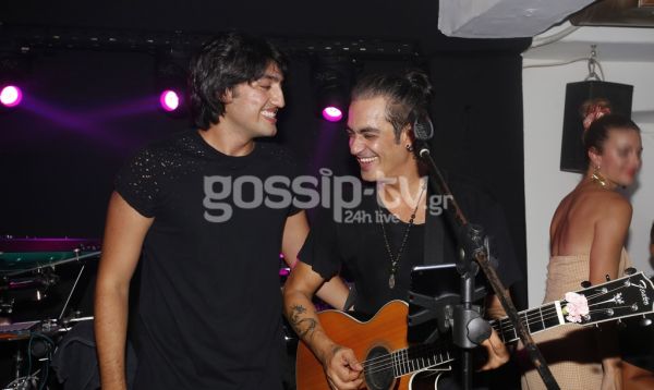 Ο Διονύσης Σχοινάς στη σκηνή με το γιο του