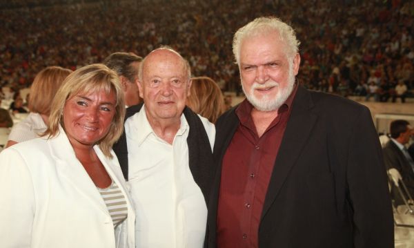 Τραγούδησαν για τον Στέλιο ακόμα και στη βροχή