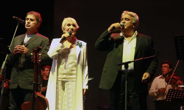 Τραγούδησαν για τον Στέλιο ακόμα και στη βροχή