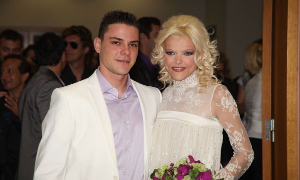 Κουμπάρα η Λαμπίρη στο γάμο της Καραγιάννη