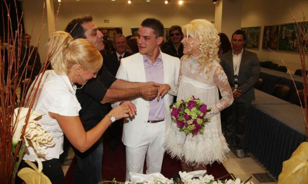 Κουμπάρα η Λαμπίρη στο γάμο της Καραγιάννη