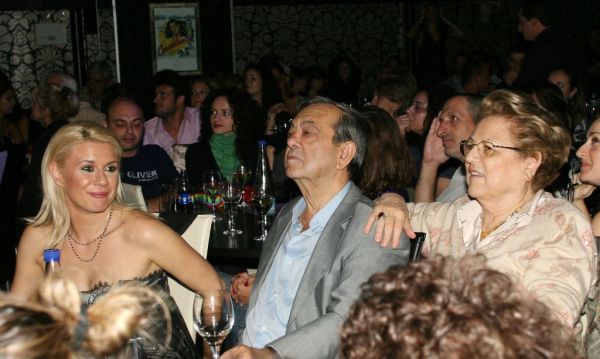 Στην πρεμιέρα του Κρατερού με τους γονείς της η Καραβάτου