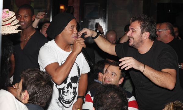 Όταν ο Ronaldihno παίρνει το μικρόφωνο